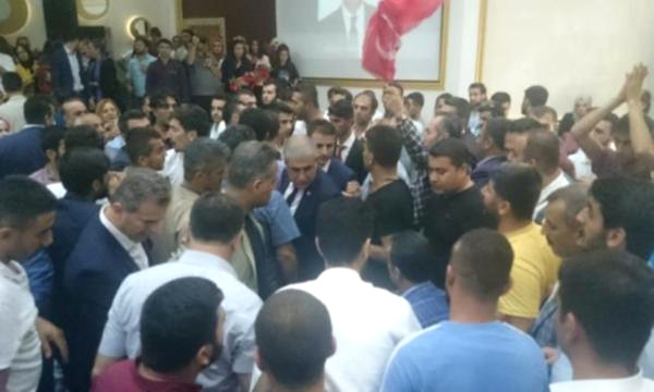 AK Parti’nin Diyarbakır Aday Tanıtım Toplantısında Kavga Çıktı