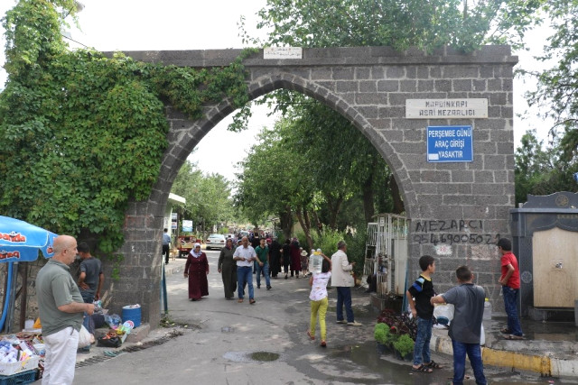 Diyarbakır’da Mezarlıklar Bayram Öncesi Ziyaretçi Akınına Uğradı