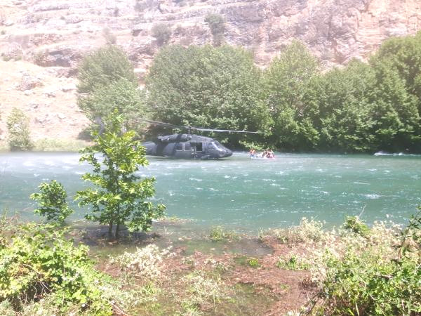 Dicle Nehri’nde Mahsur Kalan 12 Kişi Askeri Helikopterle Kurtarıldı