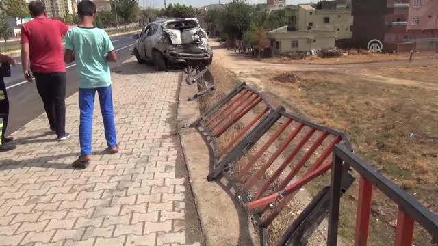 Otomobil Bariyerlere Çarptı
