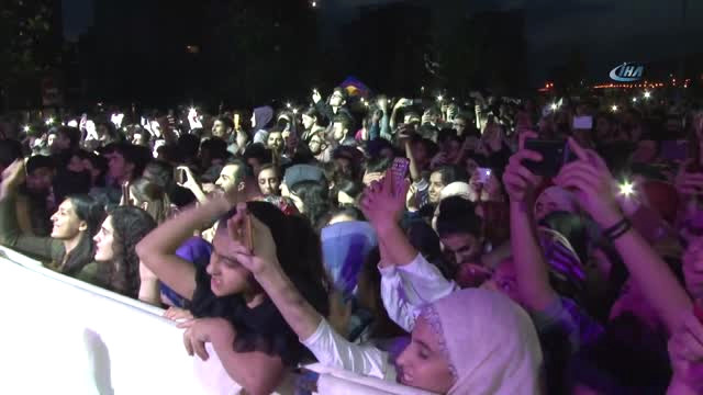 Diyarbakır’da ‘Gençlik Festivali’Nde Ünlü Şarkıcı Selçuk Balcı ve Buray Hoşsöz Sahne Aldı