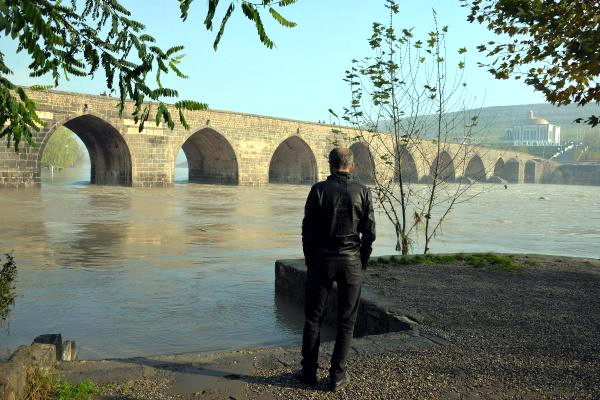 Dicle Nehri’nde Su Seviyesi Azaldı, Tehlike Sürüyor – Tekrar