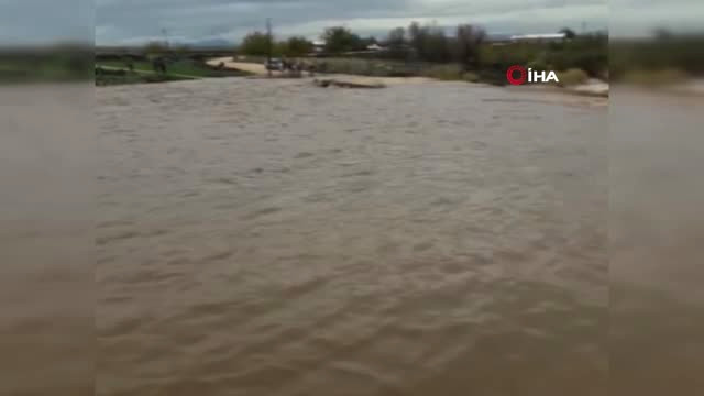 Diyarbakır’da Sel, Bir Köyü İkiye Böldü