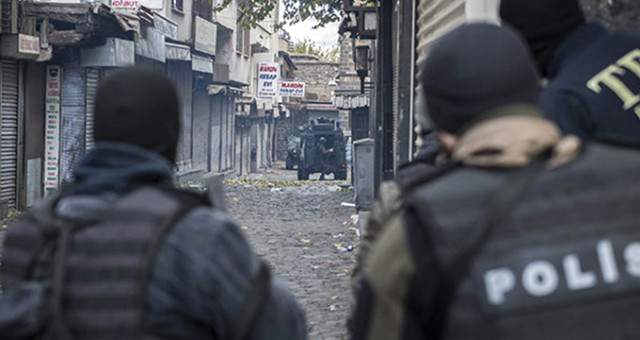 Diyarbakır’da Teröristlerle Güvenlik Güçleri Arasında Çıkan Çatışmada 2 Polis Yaralı