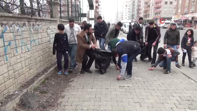 Diyarbakır Büyükşehir Belediyesi Başkan Adayı Sokakta Çöp Topladı