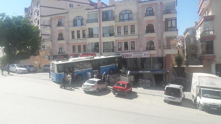 Halk otobüsü şoförünün yaptığı manevra faciayı önledi