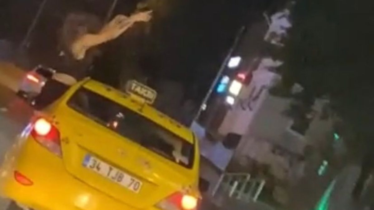 Kadıköy’de taksinin camından sarkarak dans etti