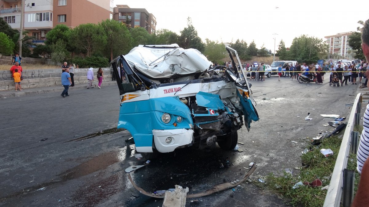 İzmir’de midibüs, yolcu minibüsüne çarptı