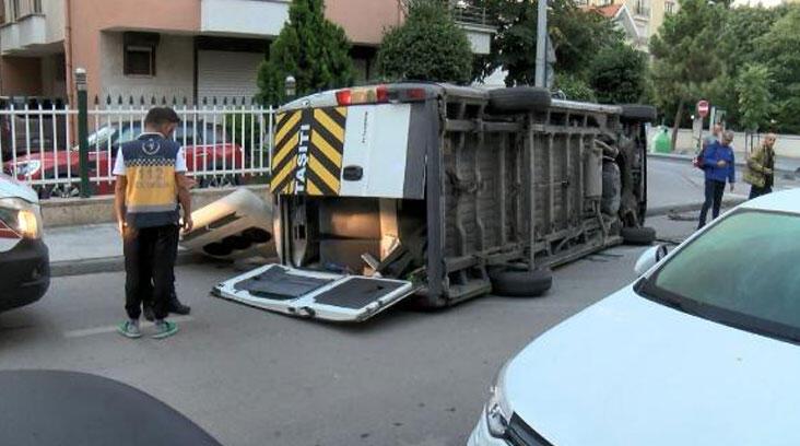 Kadıköy’de işçileri taşıyan iki servis minibüsü çarpıştı: 1 yaralı