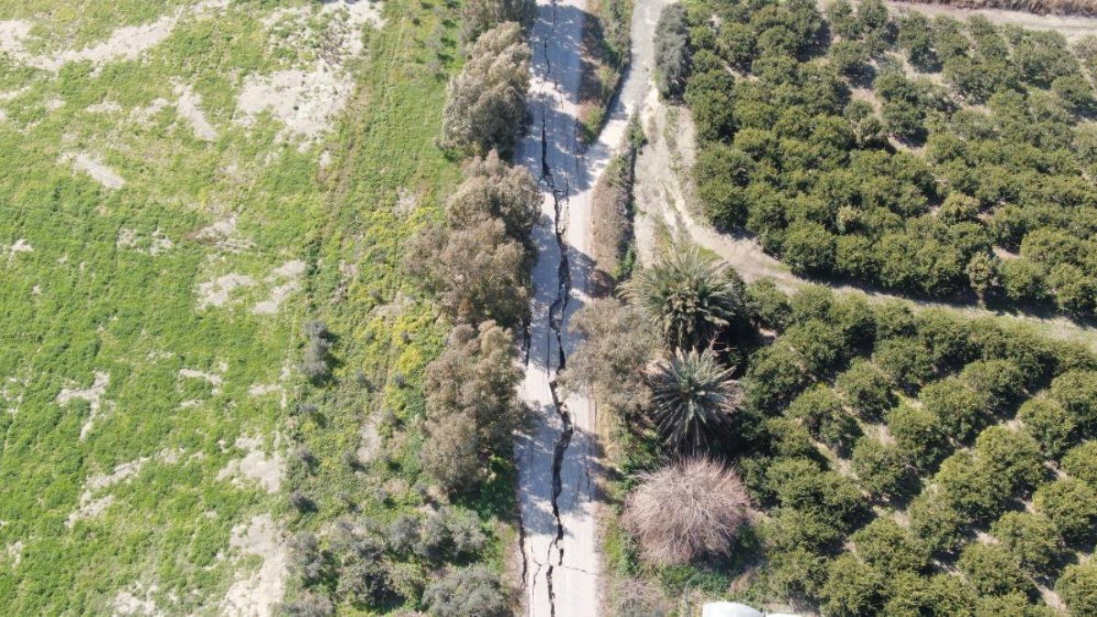 Depremin vurduğu Hatay’da yarılan 3 kilometrelik yol çöktü