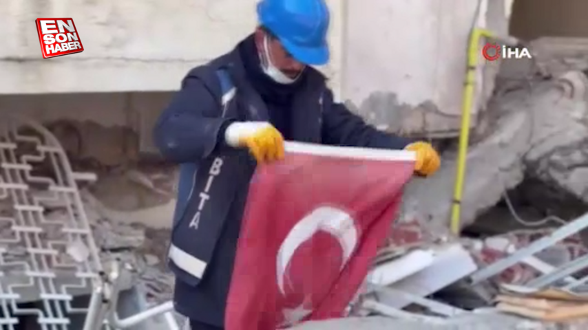 Kahramanmaraş’ta bir iş makinesi operatörünün Türk bayrağı hassasiyeti