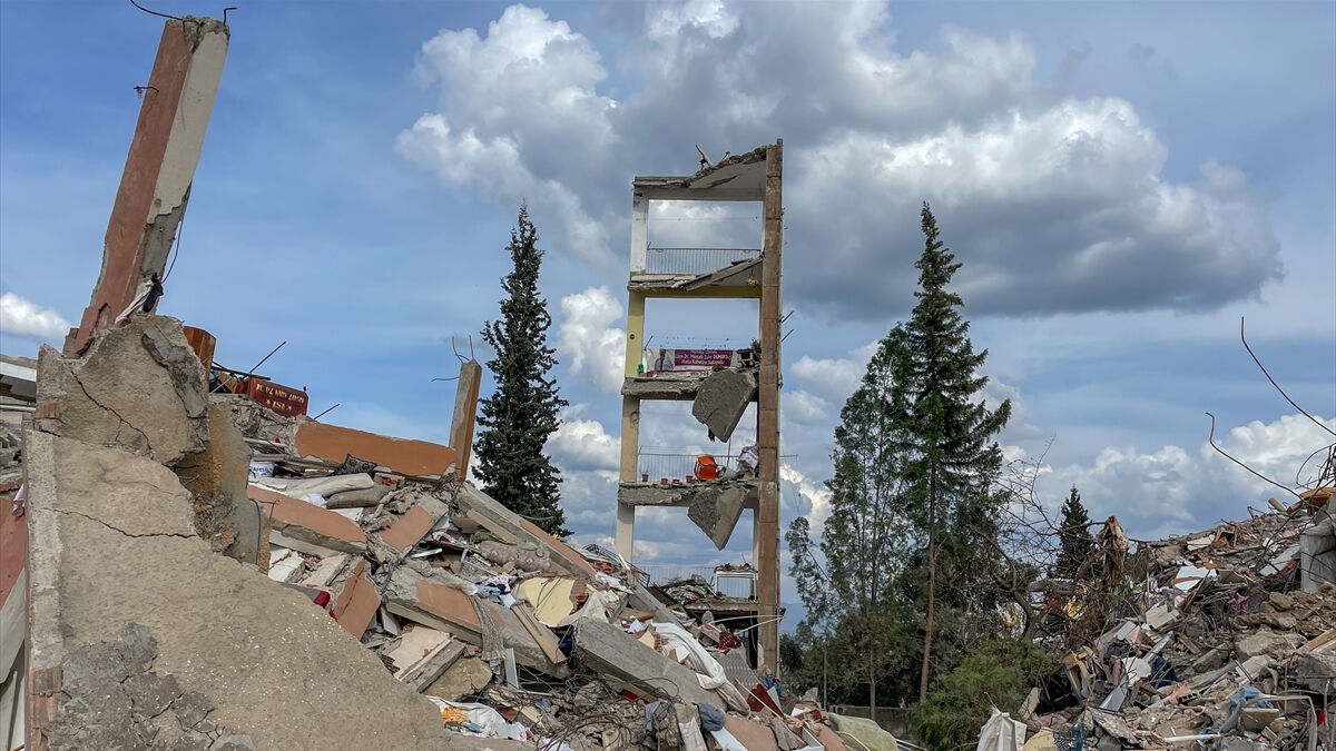 Deprem bölgesi Kırıkhan’da bina yıkıldı, yalnızca balkon bölümü ayakta kaldı