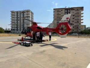 Diyarbakır’da araç çarpması sonucu yaralanan yaşlı bayan ambulans helikopterle hastaneye sevk edildi