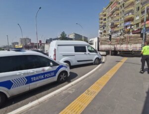 Diyarbakır’da Yolcuya Çarpan TIR Kazasında 87 Yaşındaki Adam Hayatını Kaybetti