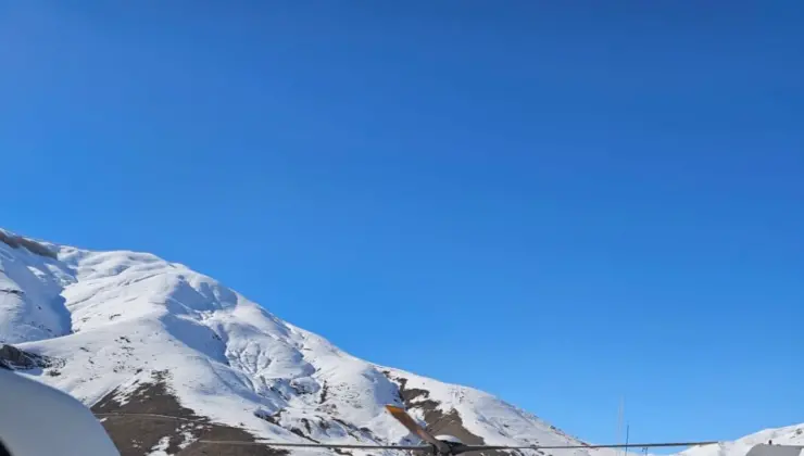 Bahçesaray’daki hasta ambulans helikopter ile Van’a getirildi