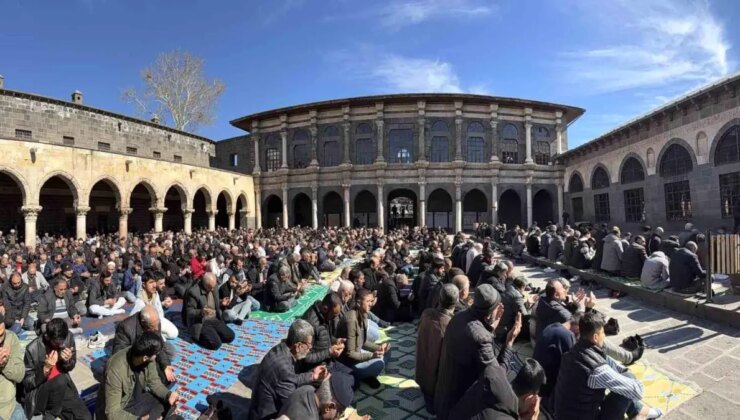 İslam aleminin 5. Harem-i Şerif’inde binlerce kişi Ramazan ayının birinci cuma namazında saf tuttu