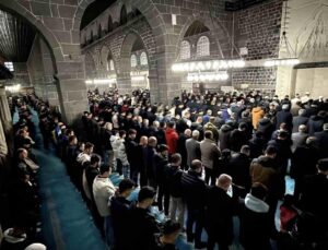 5. Harem-i Şerif’i de bayram namazı kılındı