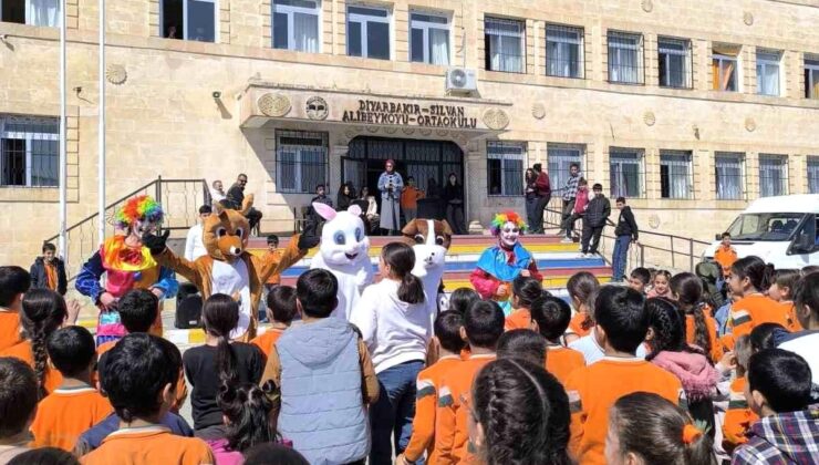 Silvan Anadolu Lisesinden yetim ve köy çocuklarına bayram harçlığı