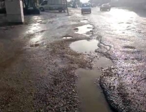 Diyarbakır’da bozulan yollar şoförlere güç anlar yaşatıyor