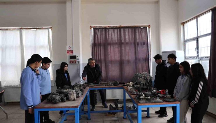 Diyarbakır’da kız ve erkek öğrenciler aldıkları eğitimlerle otomotiv dalına giriyor