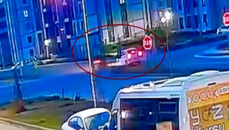 Motosiklet şoförünün arabaya çarpmasının tesiriyle fırladığı anlar kamerada