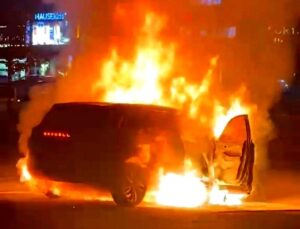 Alev topuna dönen elektrikli SUV yangın battaniyesi kullanılarak söndürüldü