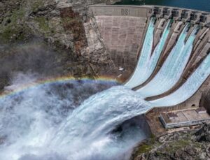 Karakaya Barajı’nda 173 metre yükseklikten tahliye edilen su görsel şölene dönüştü