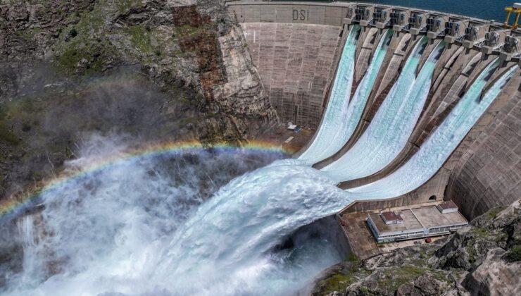 Karakaya Barajı’nda 173 metre yükseklikten tahliye edilen su görsel şölene dönüştü