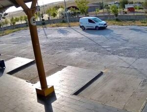 Diyarbakır’da 3 kişinin yaralandığı trafik kazası güvenlik kameralarına yansıdı