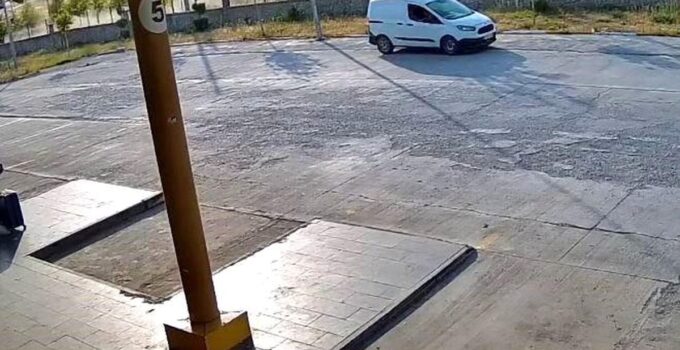 Diyarbakır’da 3 kişinin yaralandığı trafik kazası güvenlik kameralarına yansıdı