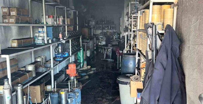 Diyarbakır’da çıkan yangında iş yeri kullanılamaz hale geldi