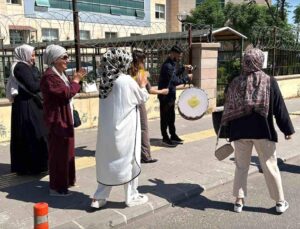 Diyarbakır’da enteresan boşanma: Bayanın halay çekmesine erkek bağlama çalarak karşılık verdi