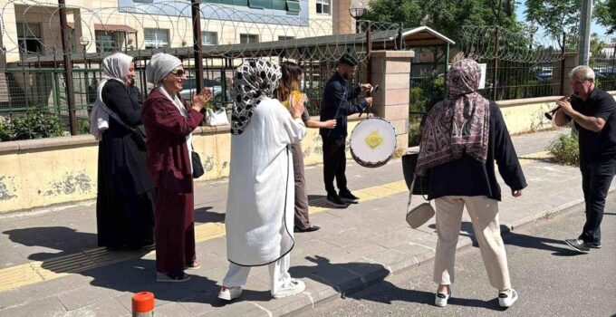 Diyarbakır’da enteresan boşanma: Bayanın halay çekmesine erkek bağlama çalarak karşılık verdi