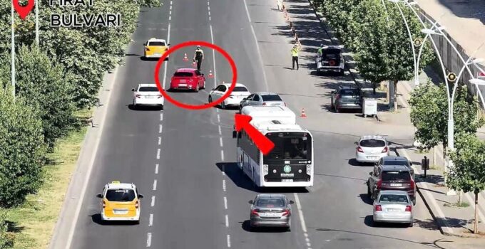 Diyarbakır’da yayalara yol vermeyen araçlara kontrol
