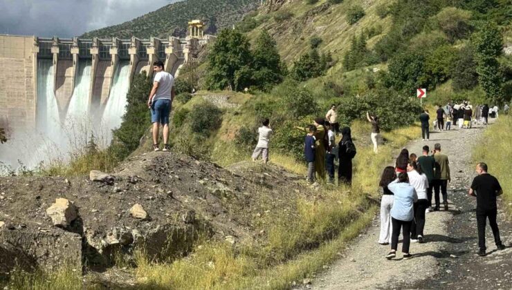 Karakaya Barajı’ndaki su tahliyesi vatandaşların seyirlik görünümü oldu