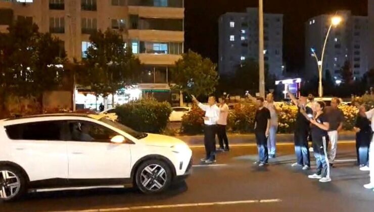 Kazada kaybettikleri yakınları için yolu kısa müddetliğine ulaşıma kapattılar