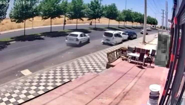 Araçların sırayla çarpıştığı kaza kamerada
