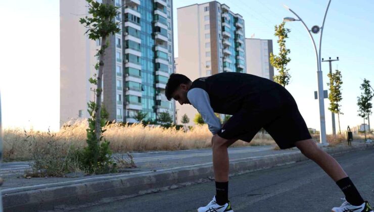 Gönül verdiği arma için sabahın birinci ışıklarıyla idmana çıkıyor