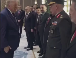 Trump, Oflu kumandanı görünce temel duruşa geçti: İşte o anlar!