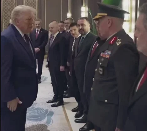 Trump, Oflu kumandanı görünce temel duruşa geçti: İşte o anlar!