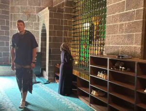 Diyarbakır’da Fransız turistten cami adabı hassasiyeti: Erkek turist bacaklarını tülbentle kapattı