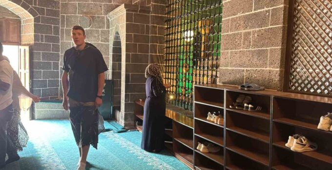 Diyarbakır’da Fransız turistten cami adabı hassasiyeti: Erkek turist bacaklarını tülbentle kapattı