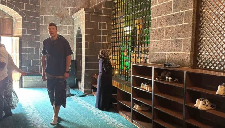 Diyarbakır’da Fransız turistten cami adabı hassasiyeti: Erkek turist bacaklarını tülbentle kapattı